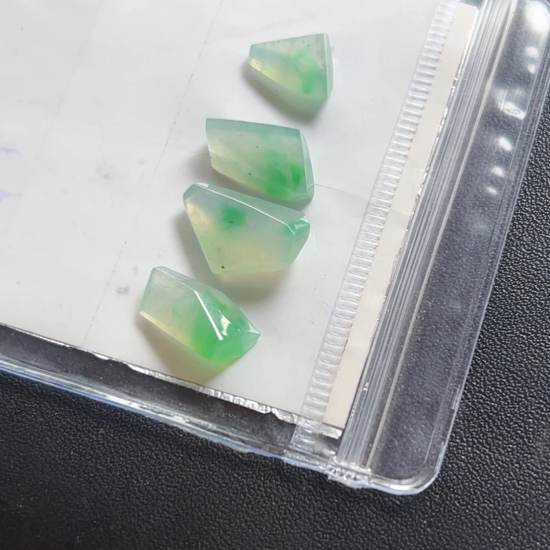 定制翡翠未镶嵌四件 冰阳绿 随形镶嵌件