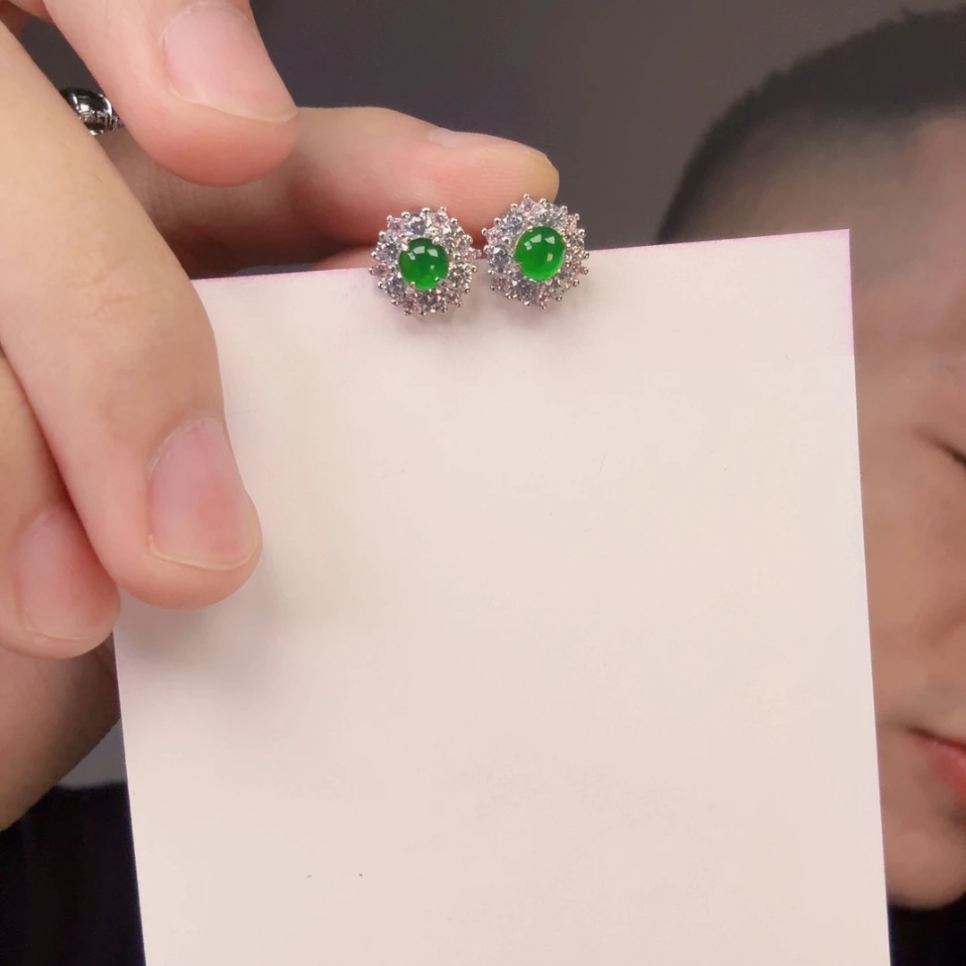 翡翠未镶嵌颈饰一对