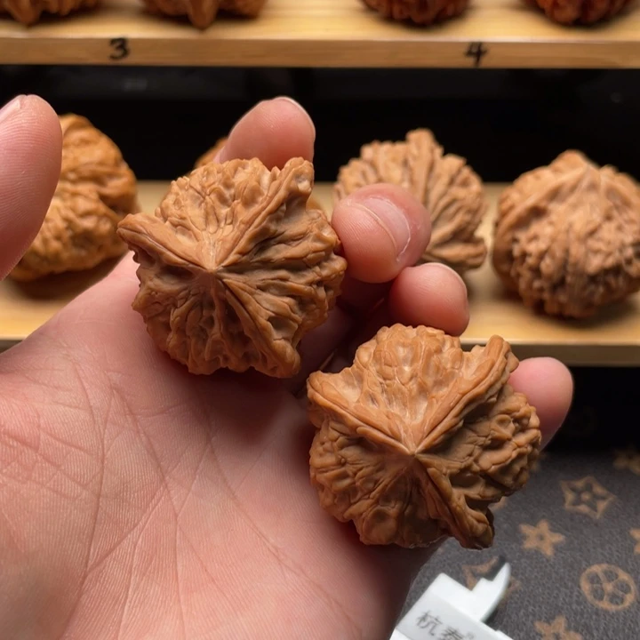 核桃玉玺三棱文玩核桃