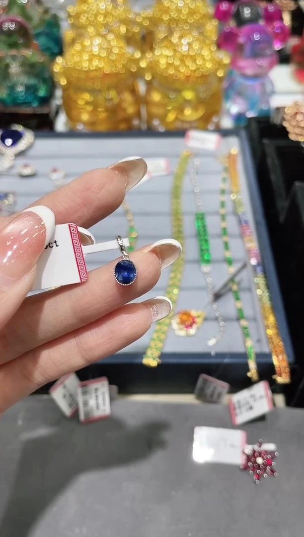 18K金镶嵌天然蓝宝石吊坠
