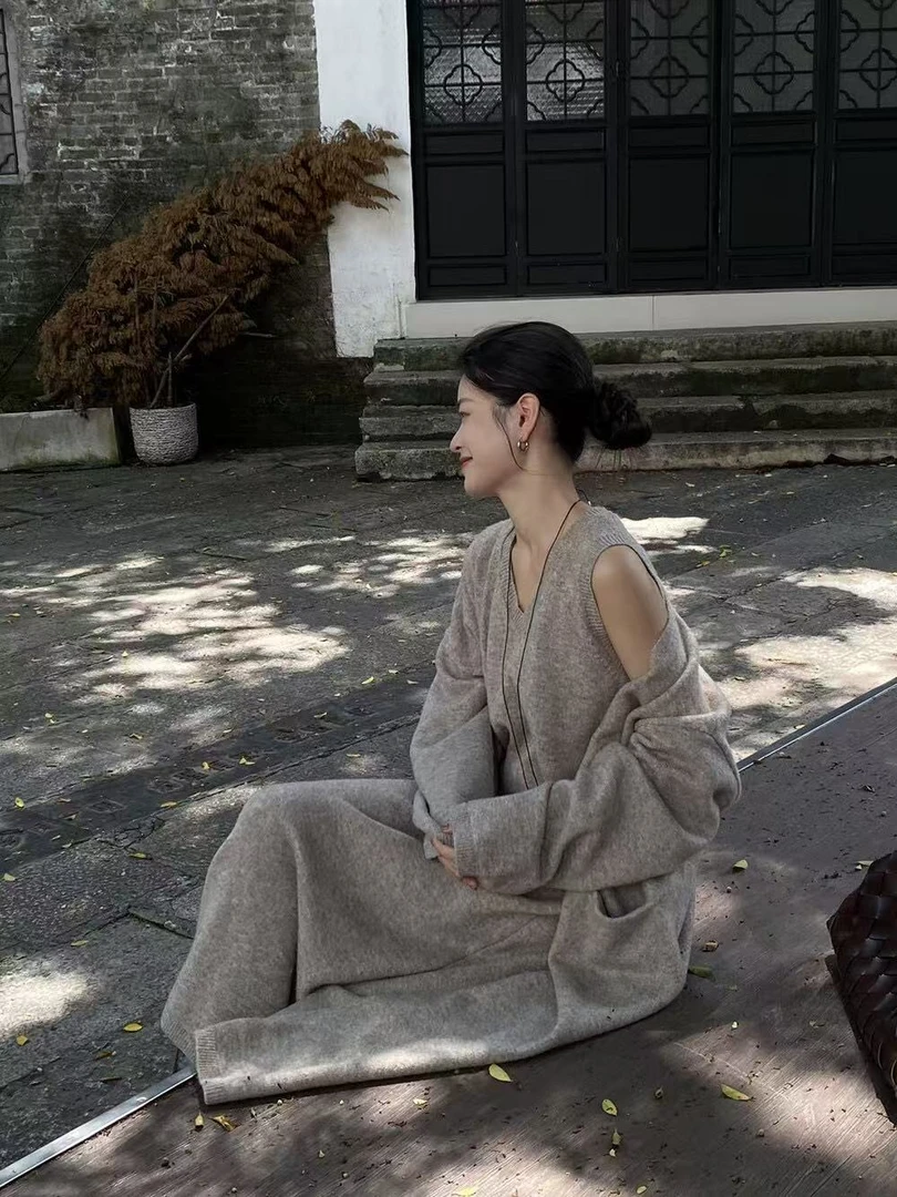 慵懒风极简套装中长款针织衫外套女秋季无袖v领背心连衣裙两件套