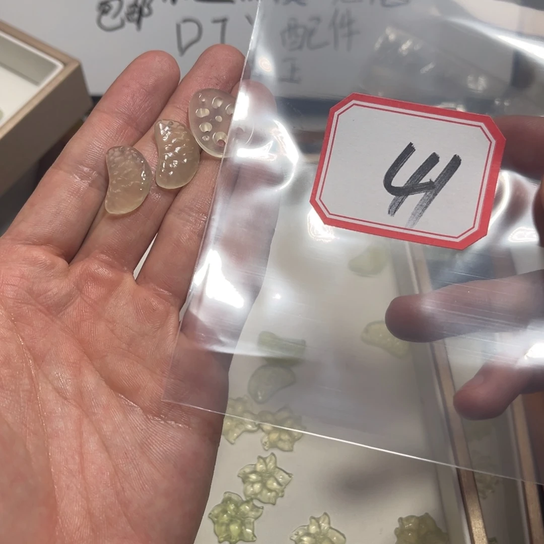 小***糖蛇纹石玉合金颈饰