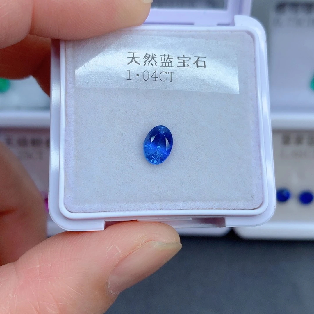 1.04克拉裸石蓝宝石未镶嵌