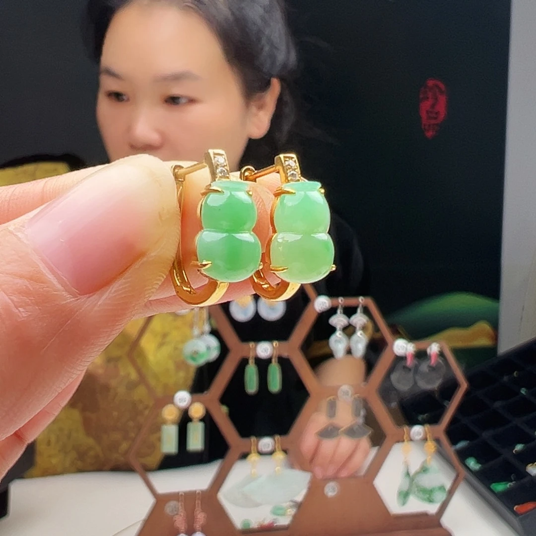 18K金镶嵌翡翠耳饰
