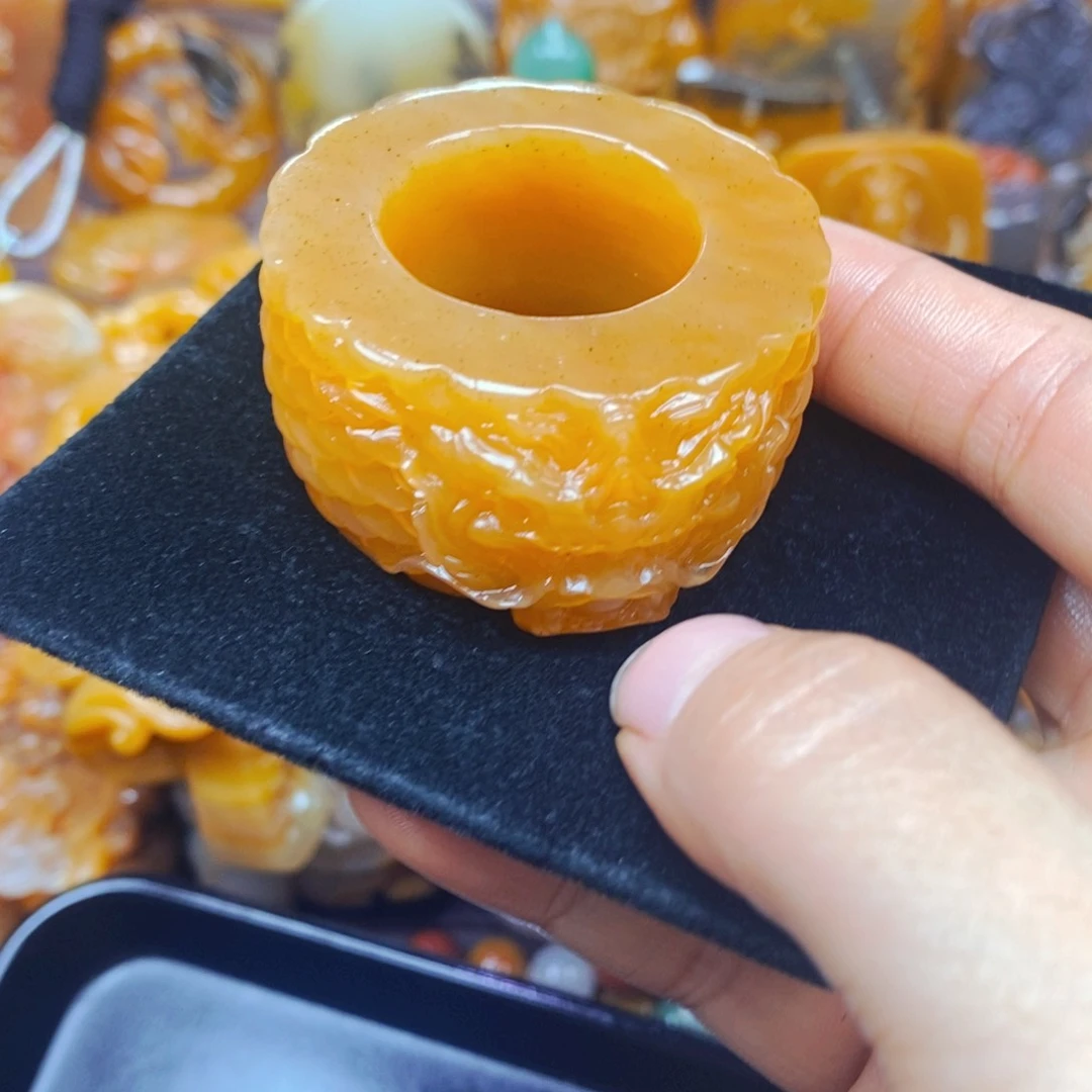 未镶嵌石英质玉（黄龙玉）颈饰
