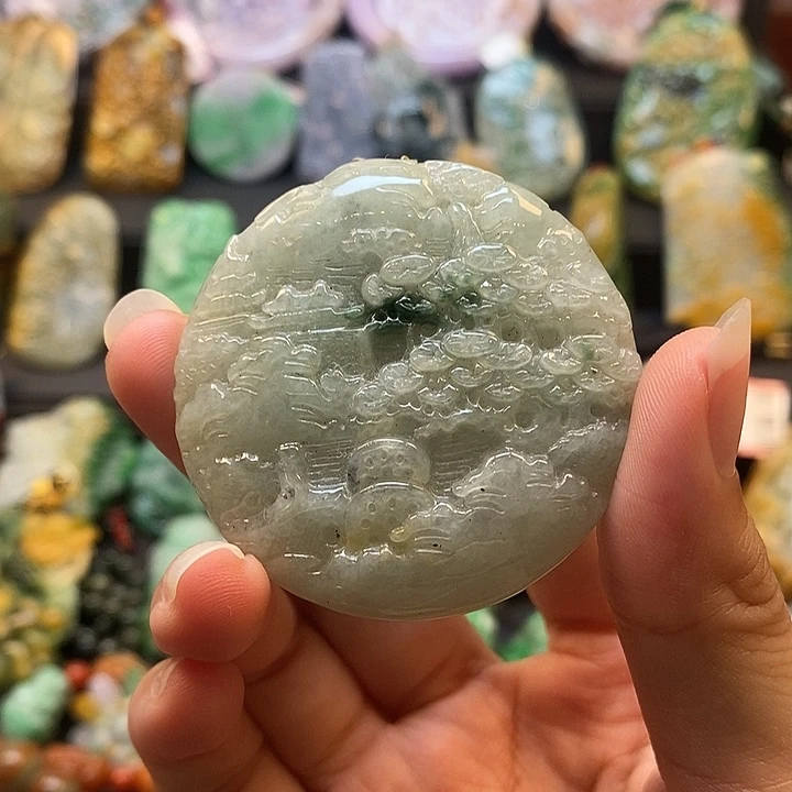 翡翠未镶嵌颈饰山水