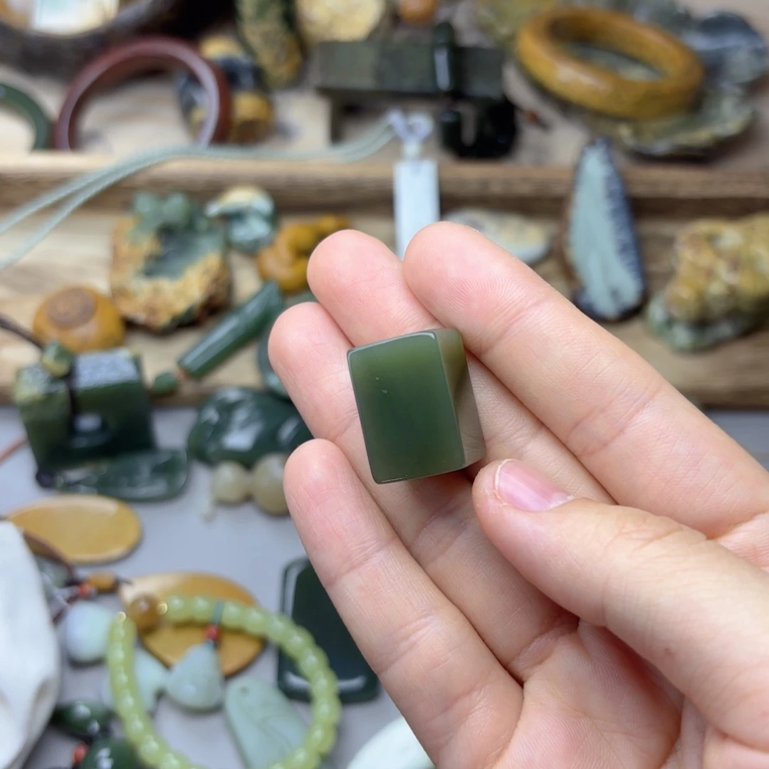 透闪石质玉未镶嵌车挂红*?