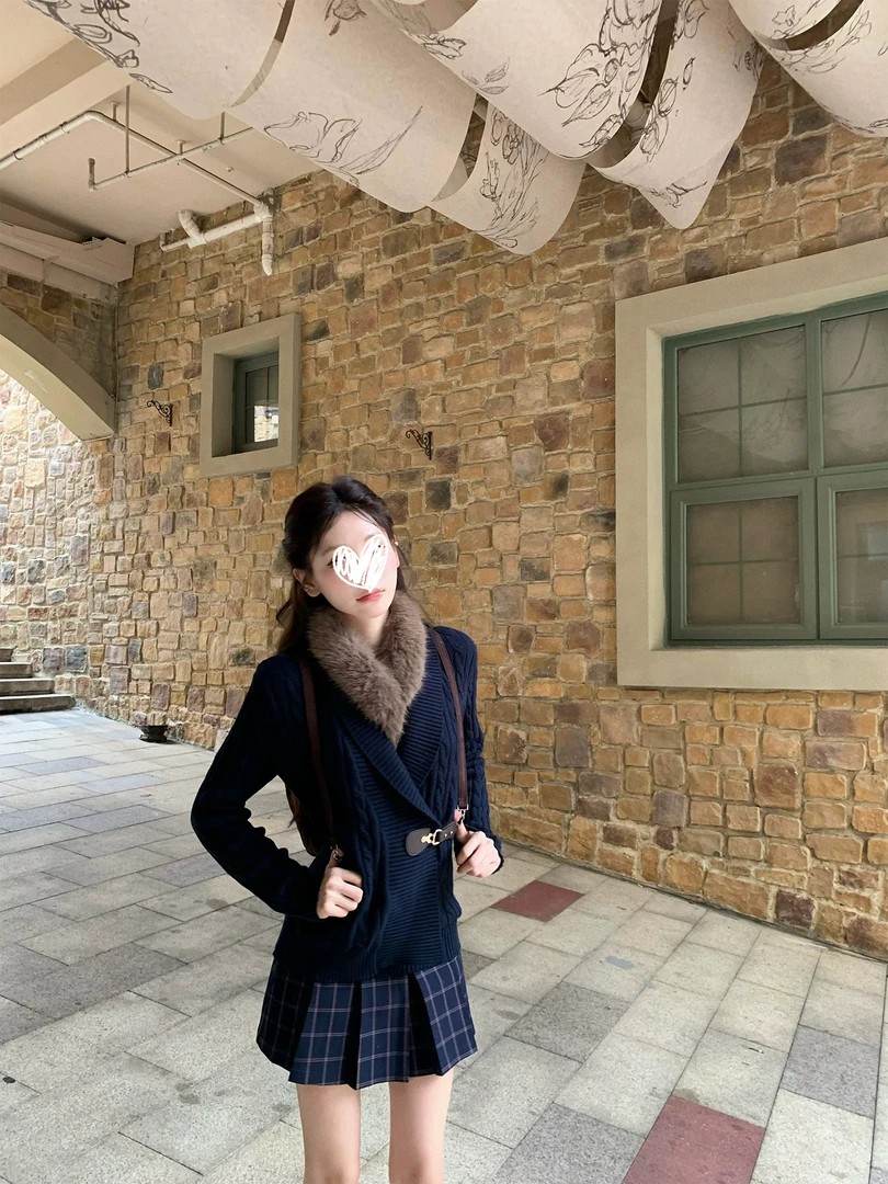 格温小镇 毛领藏青麻花针织套装女皮扣格纹半裙