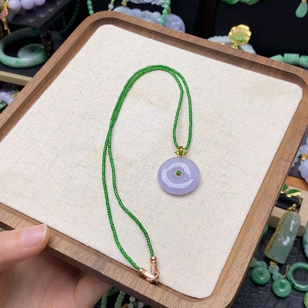 翡翠未镶嵌颈饰一套