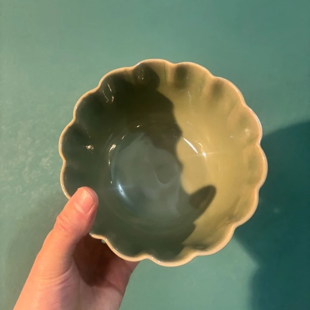 原矿青釉复古纯手工制作十四曲纹花口碗（以直播间展示为准）
