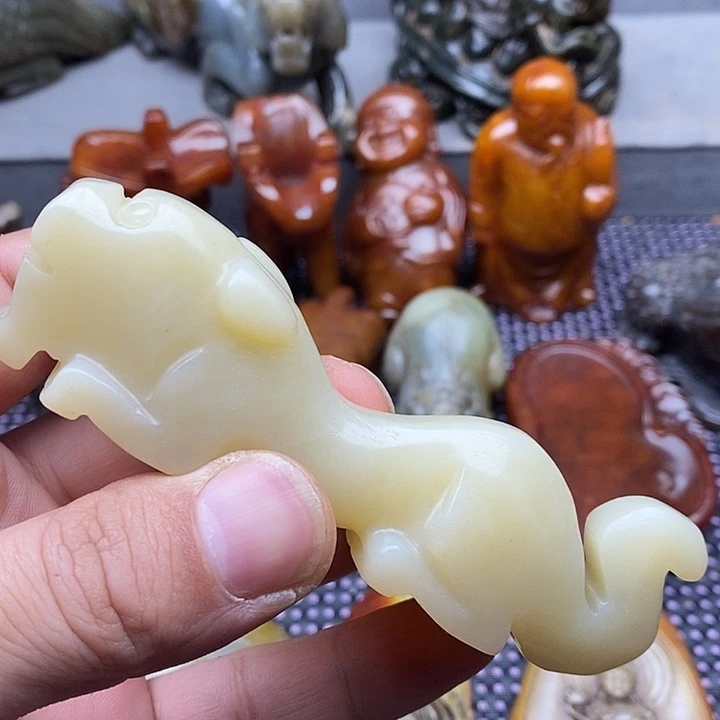未镶嵌蛇纹石玉颈饰
