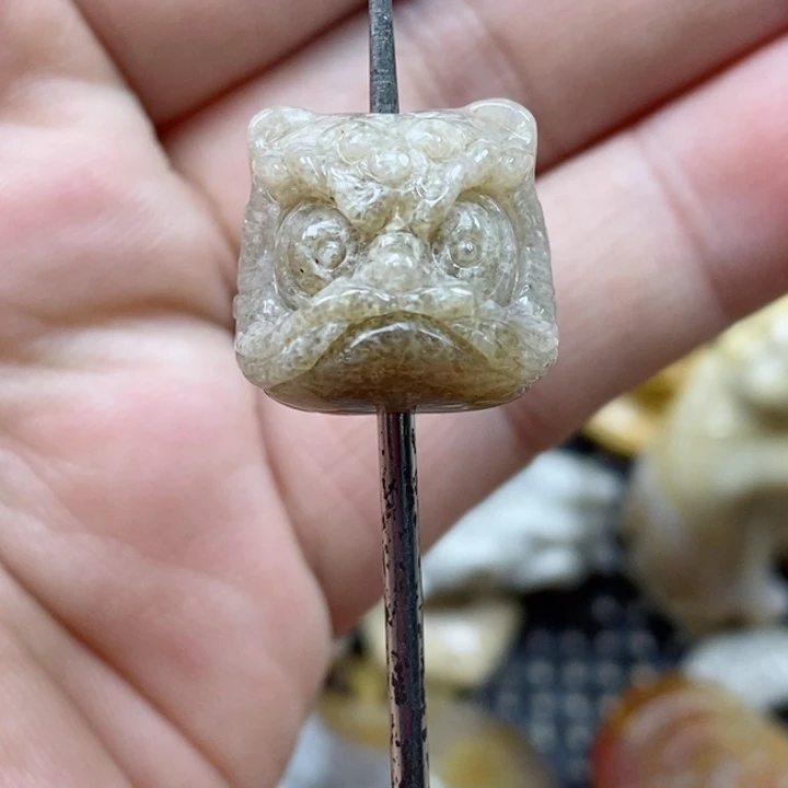 颈饰未镶嵌硅化珊瑚（珊瑚玉）
