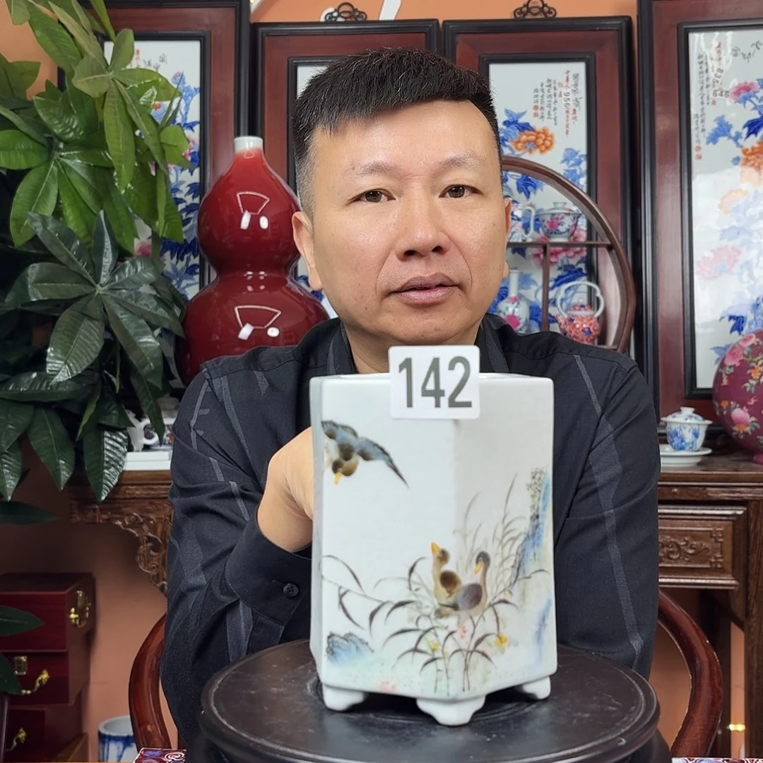 景德镇陶瓷手工浅降彩笔筒编码142