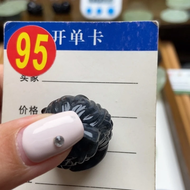 未镶嵌蛇纹石玉挂件?**墨