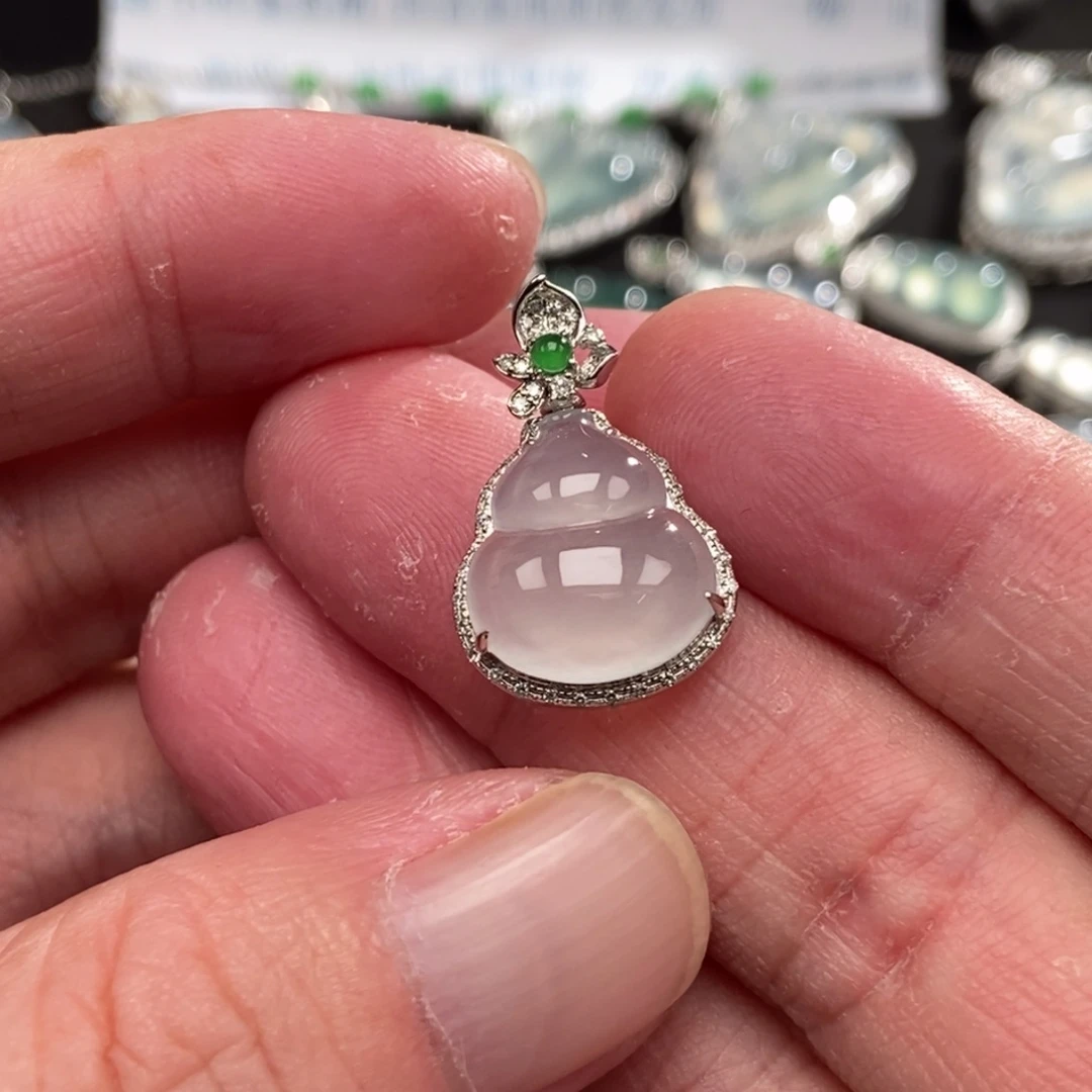 颈饰18K金镶嵌翡翠葫芦