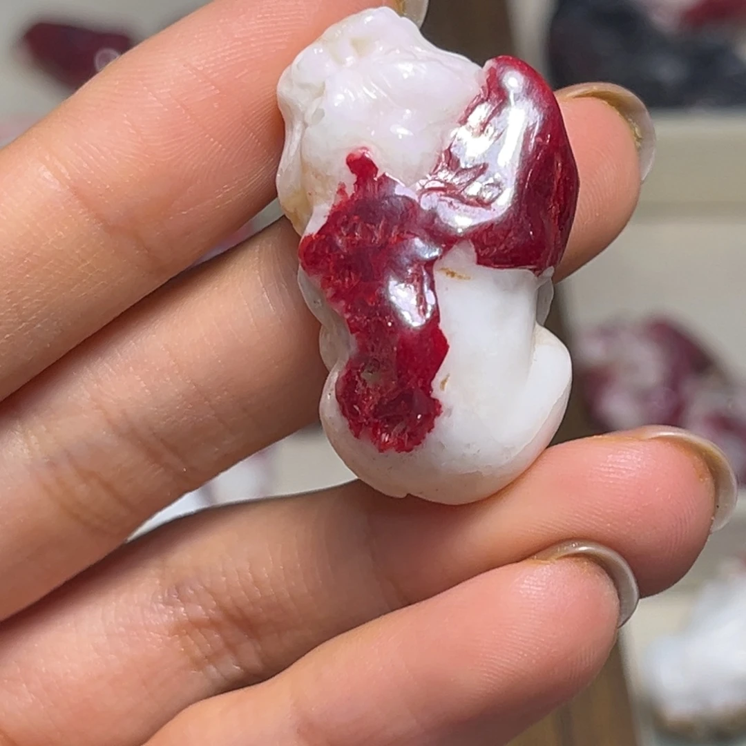 天然辰砂貔貅雕刻吊坠