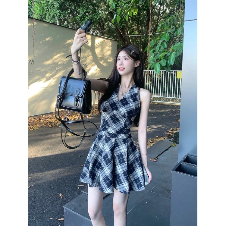 夏季2025新款甜辣妹黑白格子v领挂脖系带连衣裙女收腰百褶A字短裙
