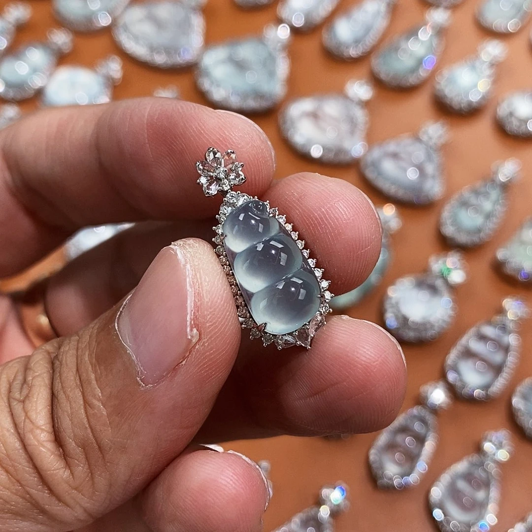 翡翠18K金镶嵌颈饰啊啊啊啊啊