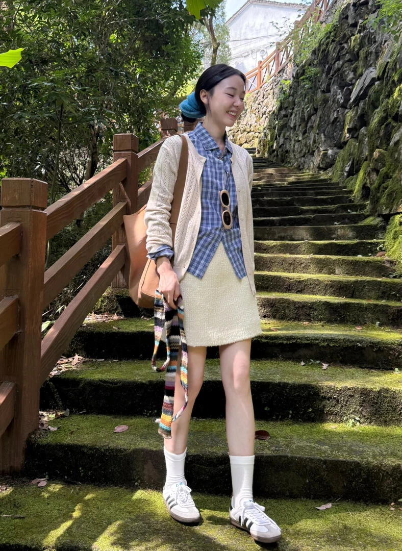 2025秋季新款韩系气质针织开衫蓝色格子衬衫气质半身裙三件套装