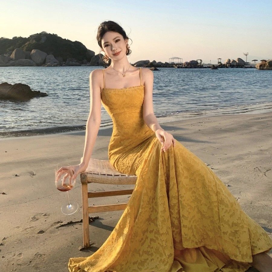 法式高级感提花大露背连衣裙绝美海边沙滩裙女神气质交叉吊带长裙