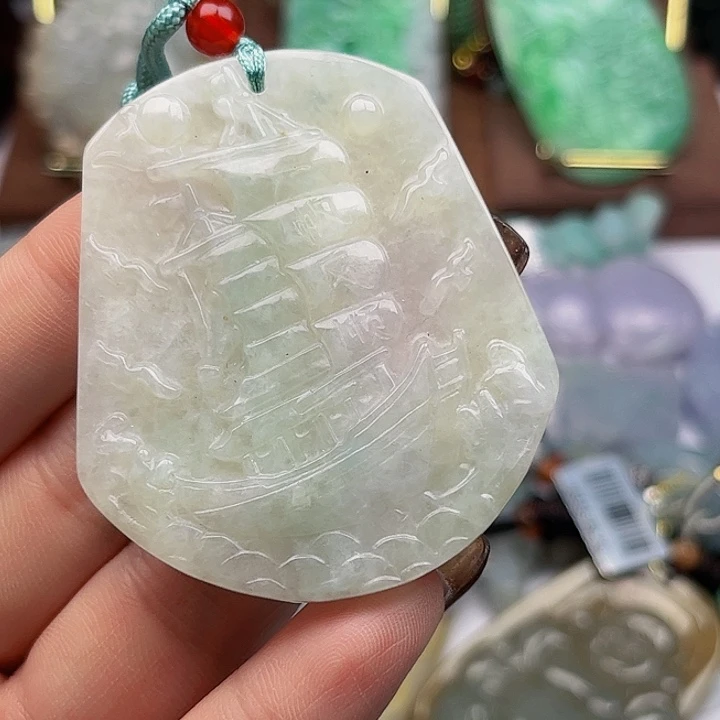 翡翠未镶嵌颈饰挂件