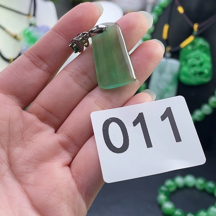 翡翠未镶嵌吊坠(赠链)