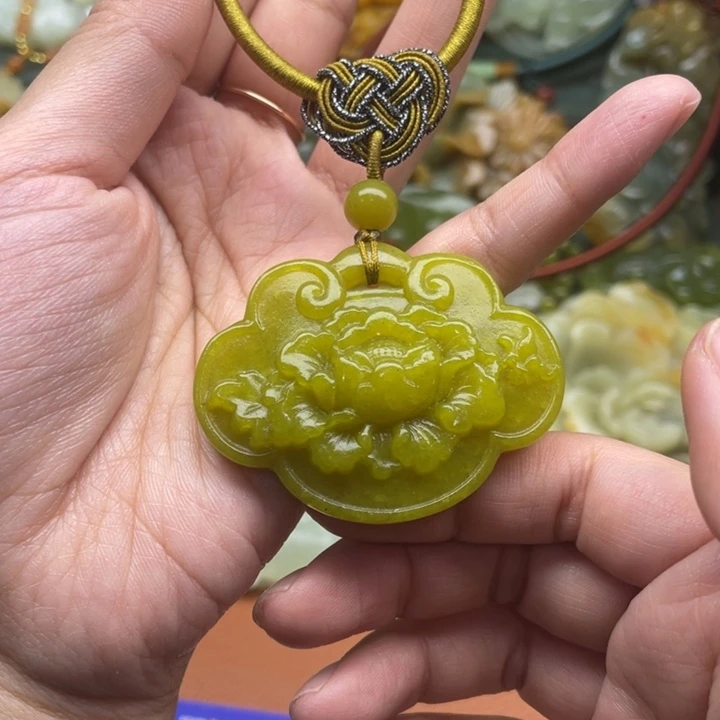 蛇纹石玉吊坠合金