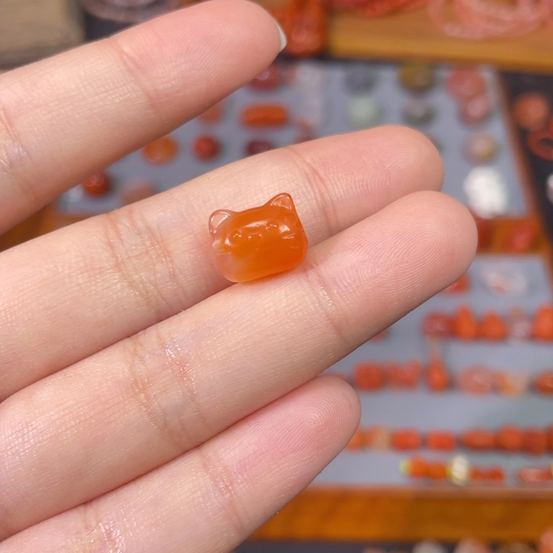 南红玛瑙未镶嵌小猫左右孔