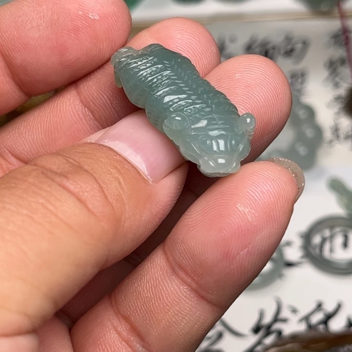 翡翠未镶嵌颈饰老虎