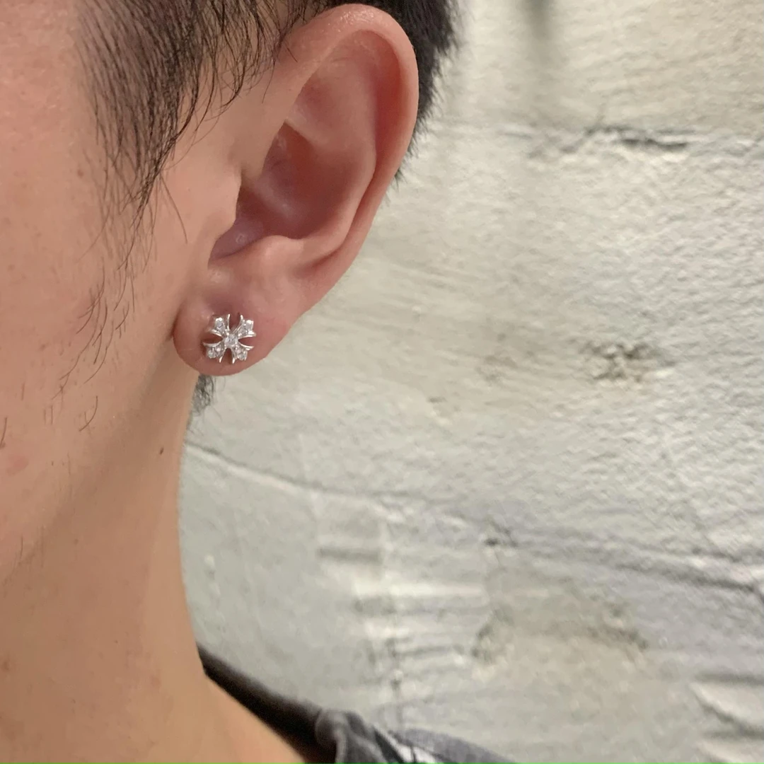 925银莫桑石耳饰 纯银十字鸢尾花莫桑钻耳钉男痞帅个性高级感小众