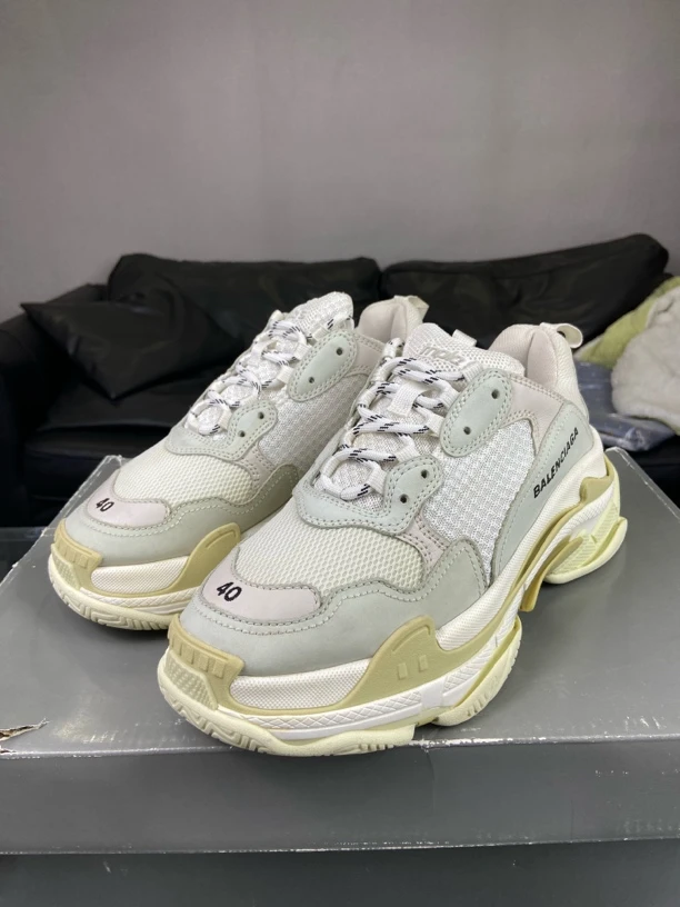 95新 Balenciaga/巴黎世家 Triple s老爹鞋米白40码原盒97新