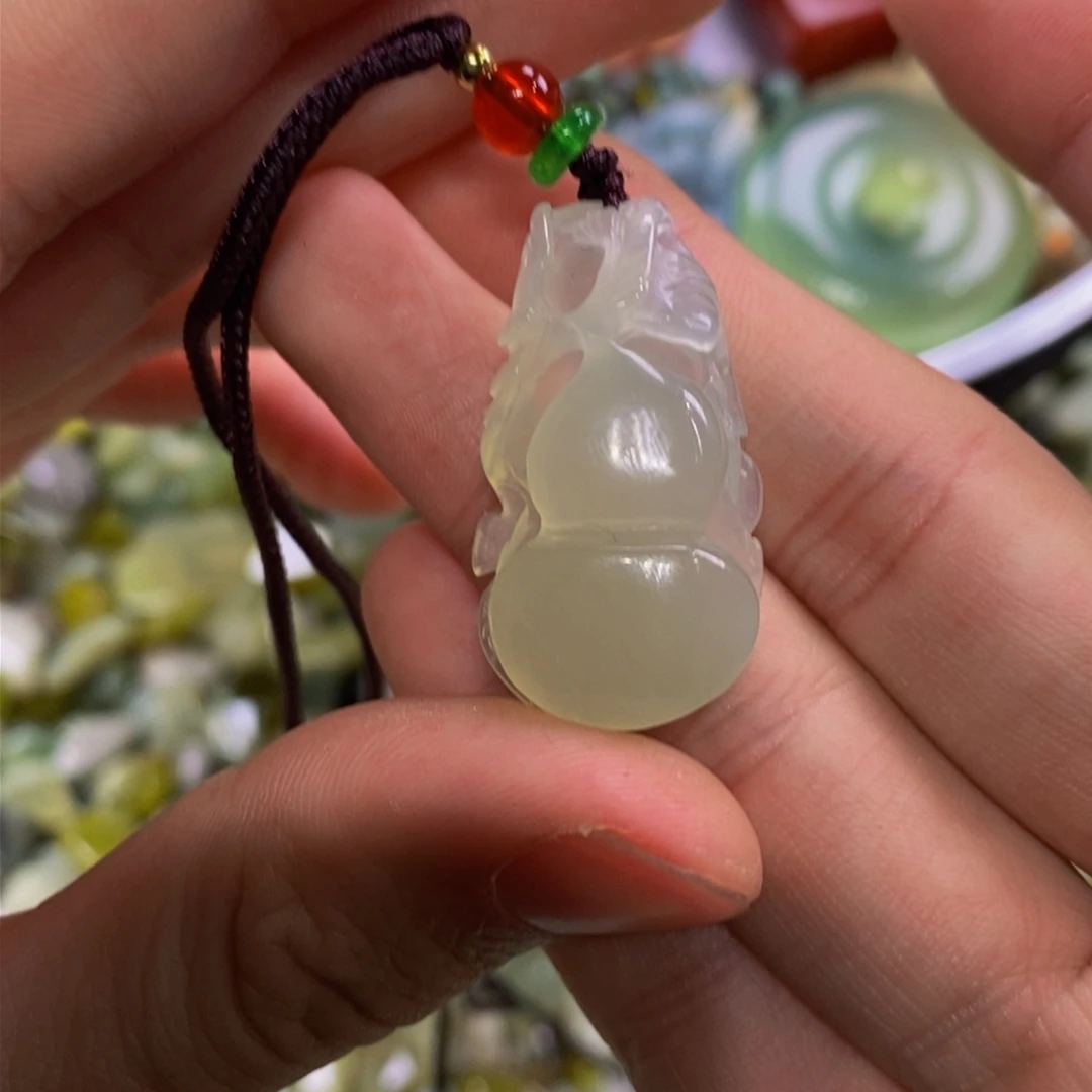 蛇纹石玉吊坠未镶嵌