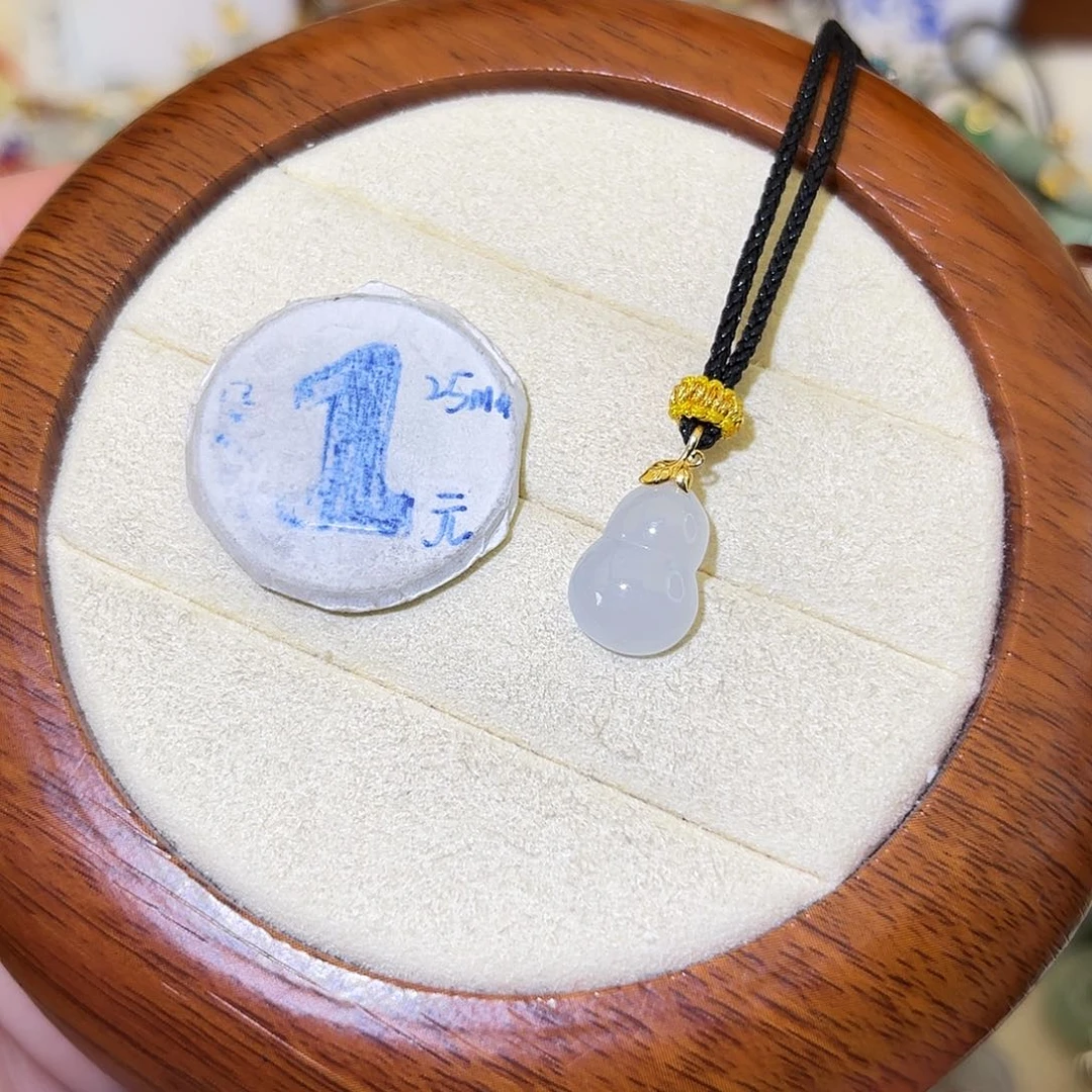 翡翠18K金镶嵌颈饰葫芦