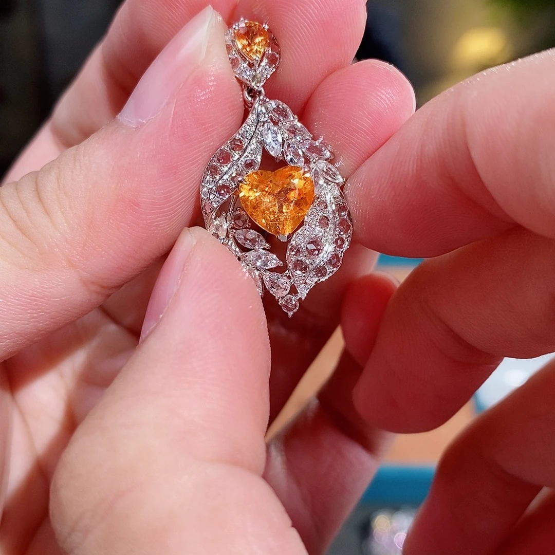 18K金镶嵌石榴石（芬达石）吊坠(不含链)2.23ct