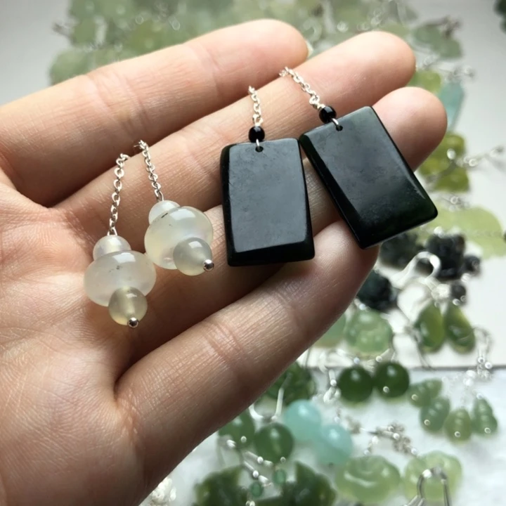 蛇纹石玉耳饰合金