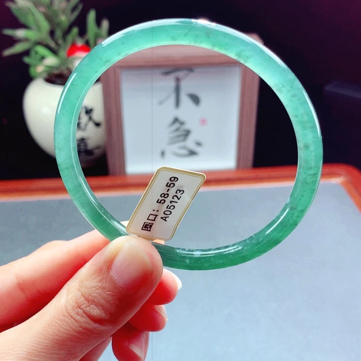 未镶嵌手镯翡翠圆镯