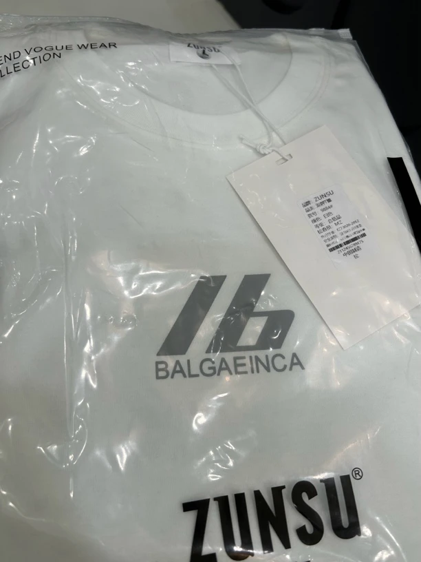 男LB背后字母款黑白俩色