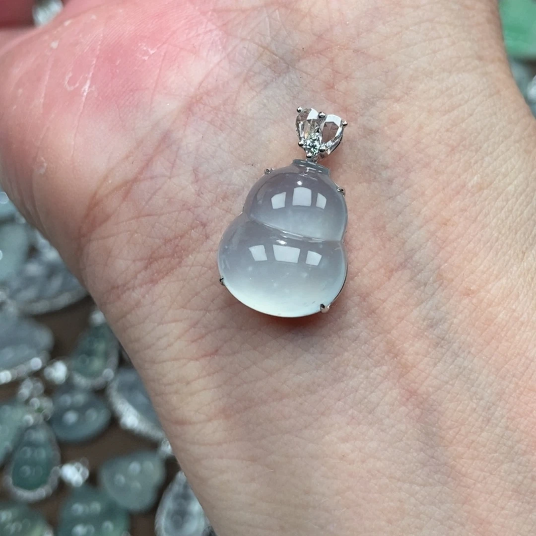 颈饰18K金镶嵌翡翠葫芦