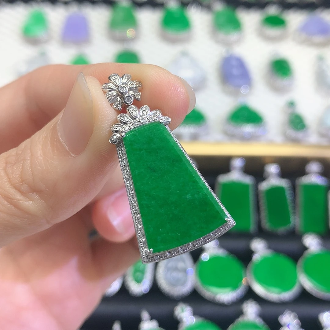 颈饰18K金镶嵌翡翠吊坠