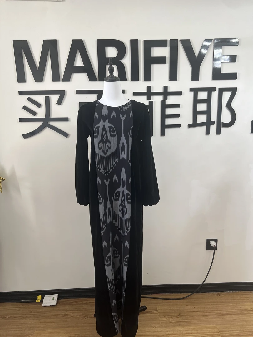 秋季斜肩U型领连衣裙针织长袖黑白印花女装百搭秋冬