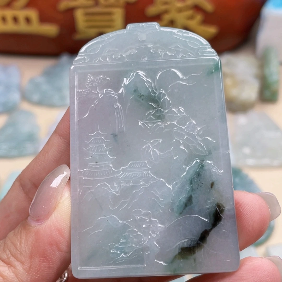 翡翠未镶嵌颈饰山水