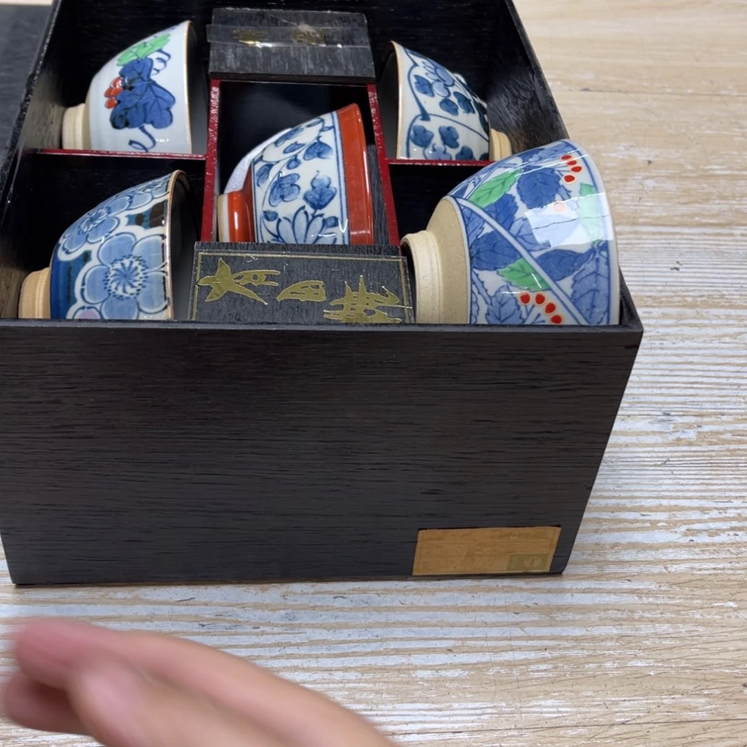 瓷片小***七密密麻麻地排列着一个