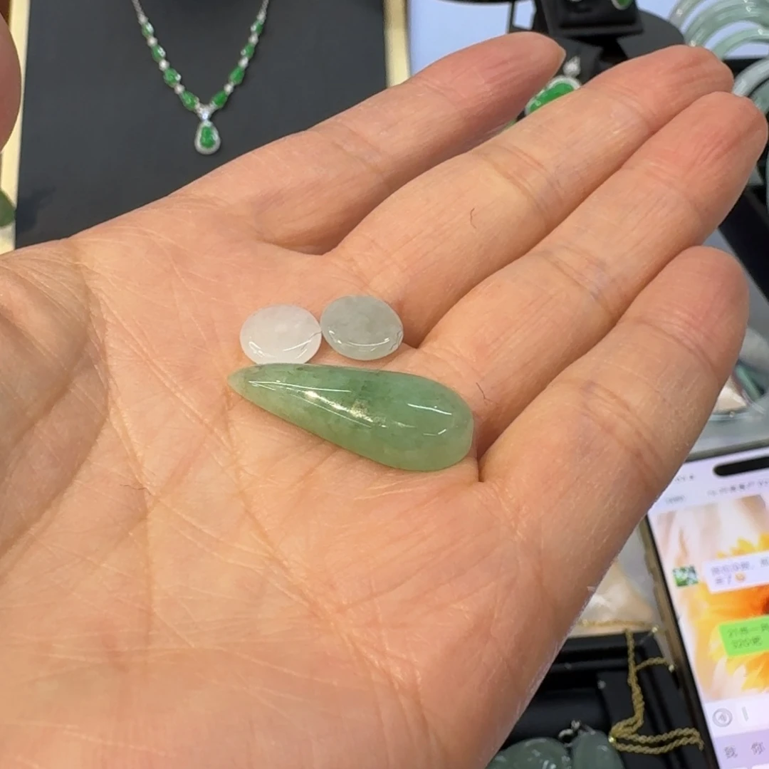 翡翠未镶嵌颈饰3件总价