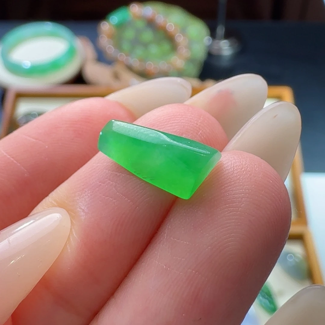 定制翡翠未镶嵌随行苹果阳绿裸石材料