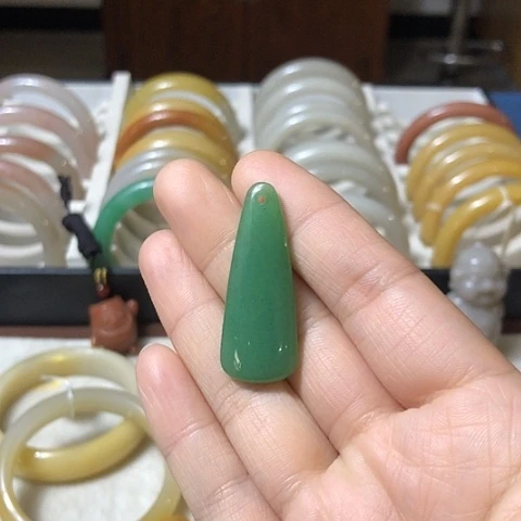 石英质玉未镶嵌颈饰