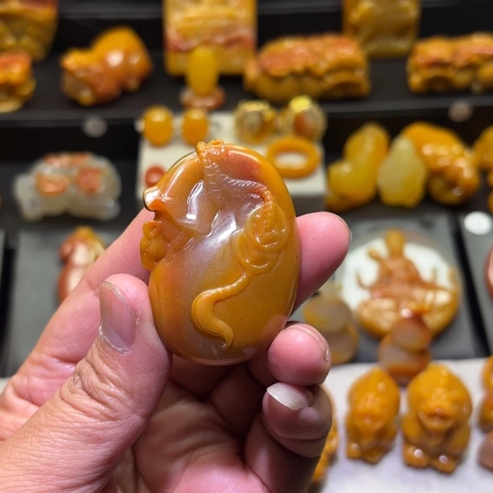 石英质玉（黄龙玉）未镶嵌颈饰