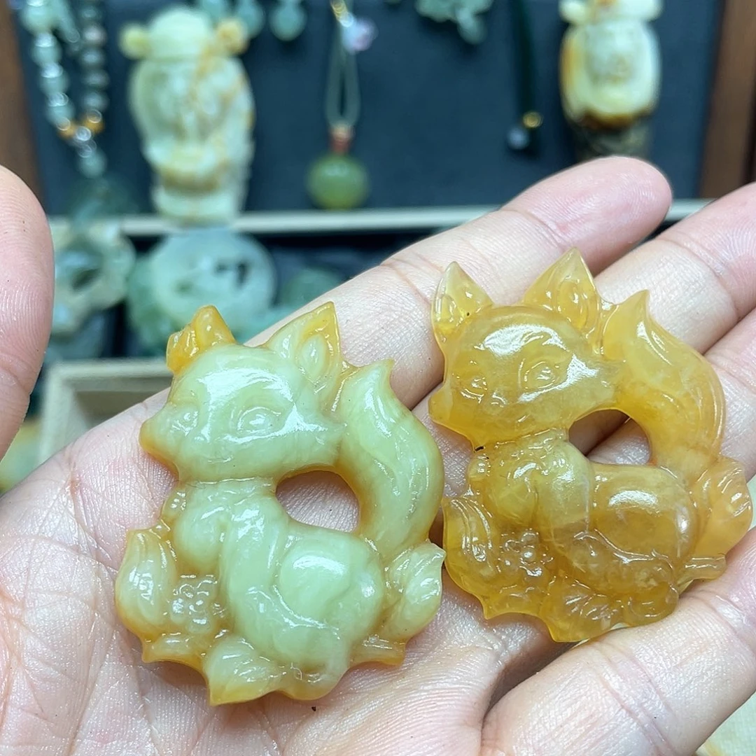 晓***悦未镶嵌蛇纹石玉颈饰