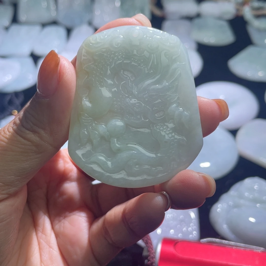 翡翠未镶嵌颈饰龙牌，包容