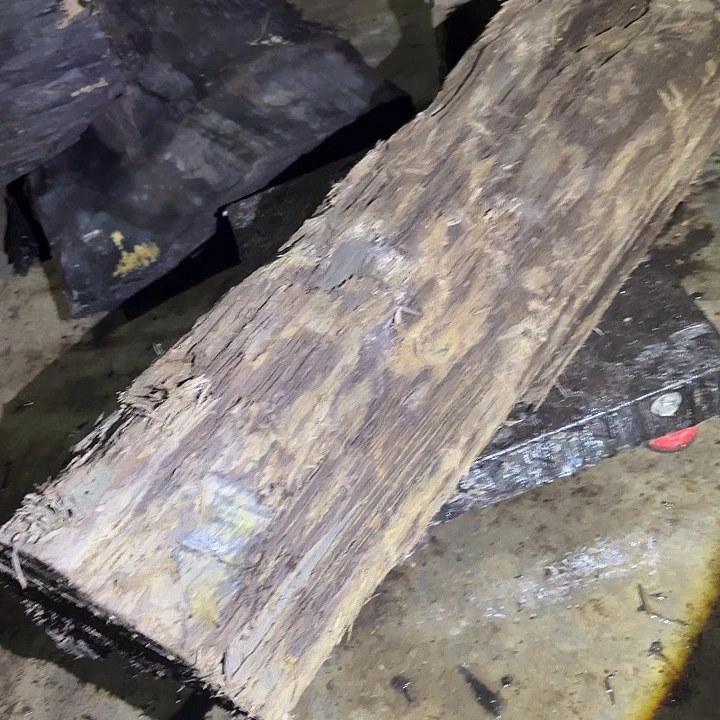 浪***漫乌木金丝楠摆件毛料