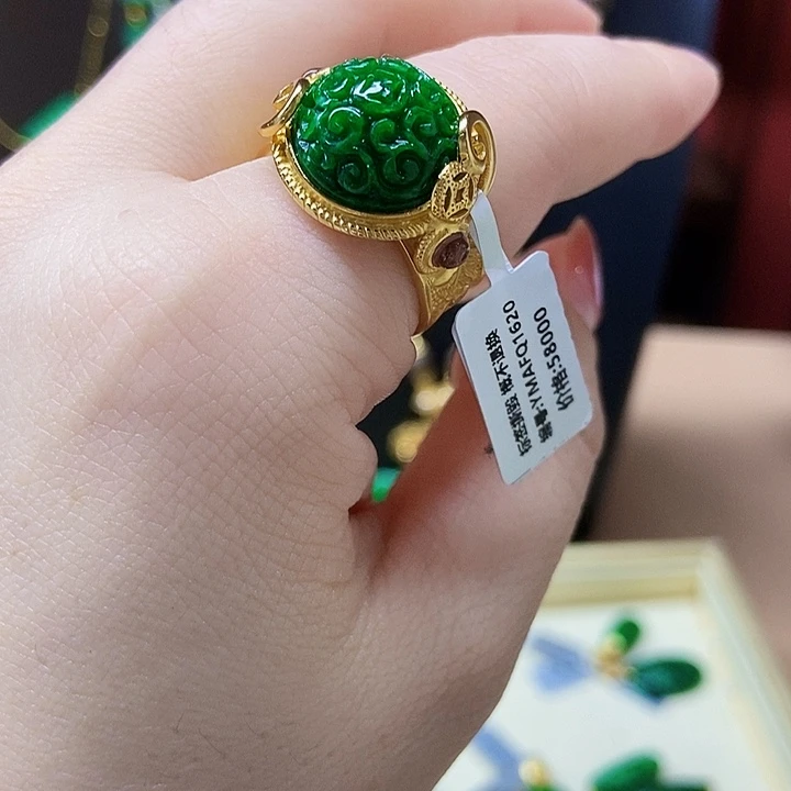翡翠未镶嵌颈饰戒指